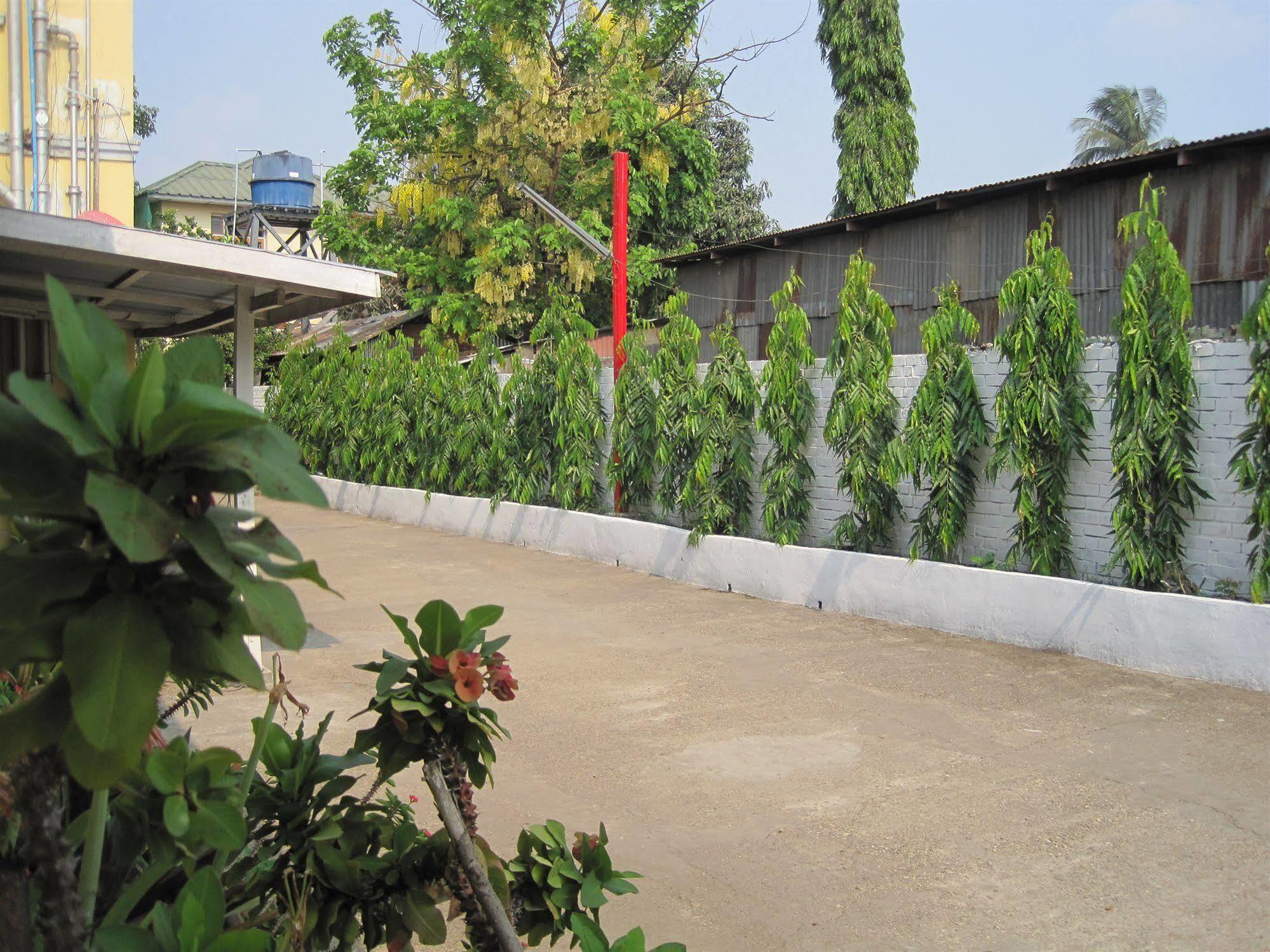 Golden Guest Inn Yangon Exterior photo