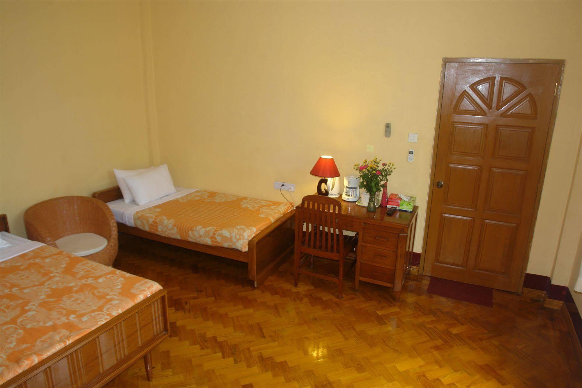 Golden Guest Inn Yangon Exterior photo